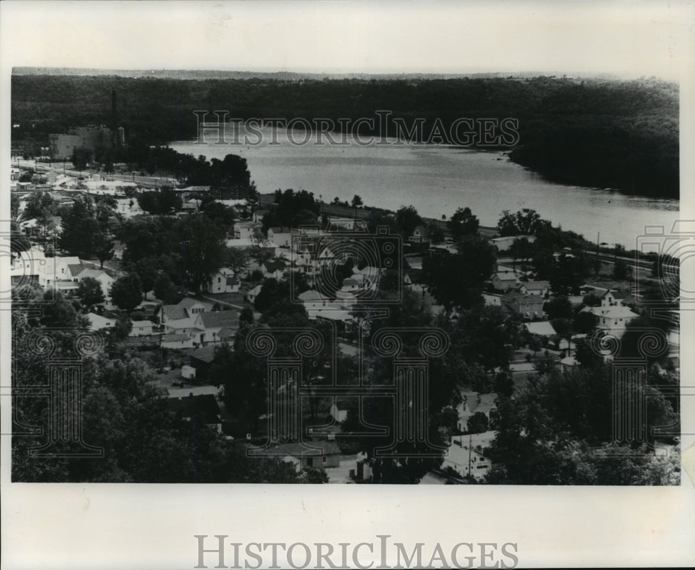 1977 Press Photo Cassville, Wisconsin Fishing Town Aerial View with Barge Line-Historic Images