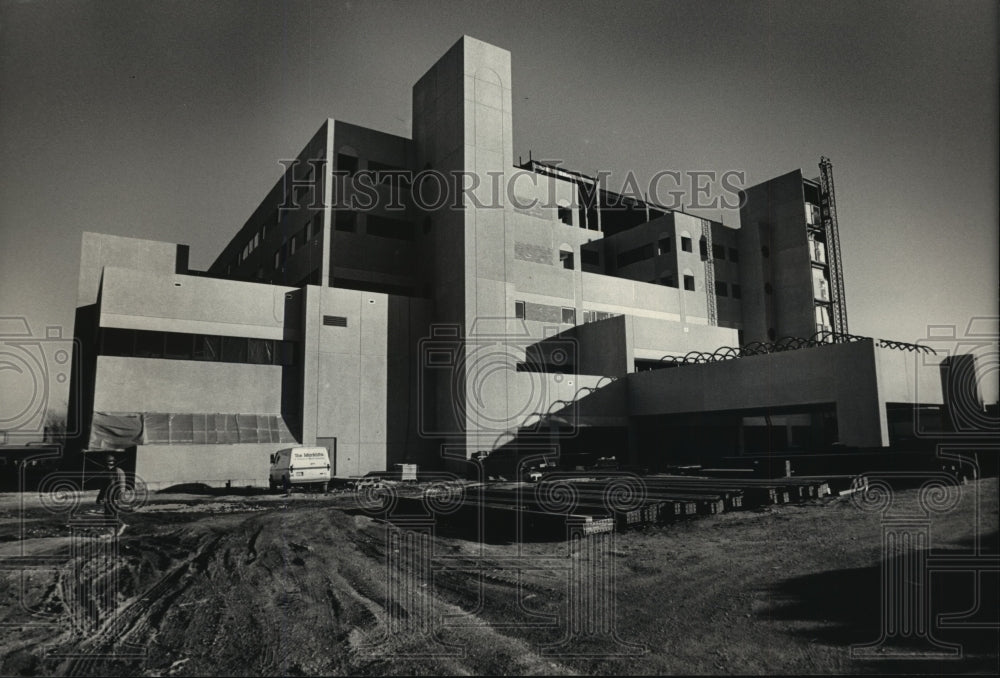 1987 Press Photo Construction of Childrens Hospital of Wisconsin Near Completion - Historic Images