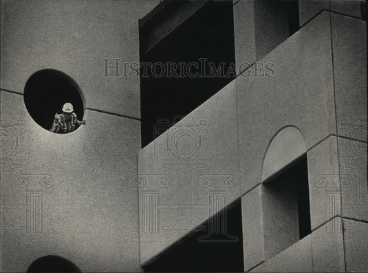 1987 Press Photo A Construction Worker in The Children's Hospital of Wisconsin - Historic Images