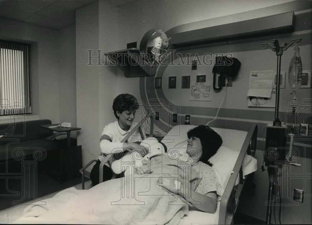 1989 Press Photo Coreen Schlitt &amp; Her Daughter Lynn at Childrens Hospital of Wis-Historic Images