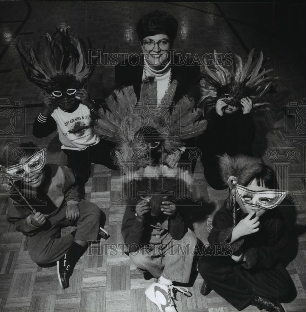 1995 Press Photo The Children&#39;s Outing Society Try on Masks at O&#39;Donnell Park-Historic Images