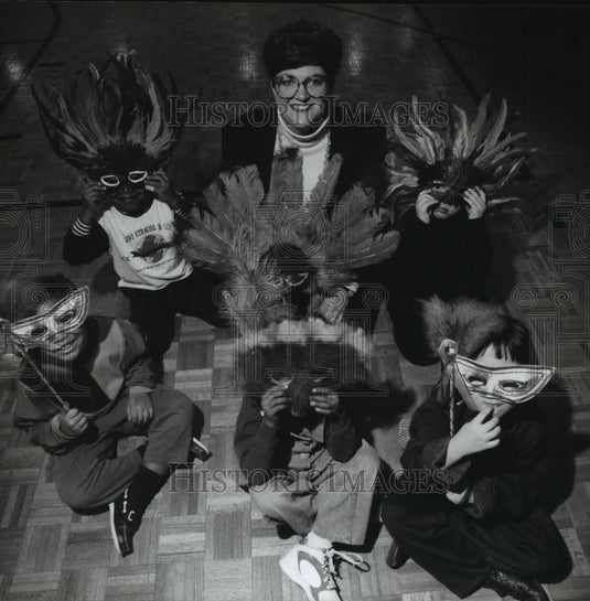 1995 Press Photo The Children's Outing Society Try on Masks at O'Donnell Park-Historic Images