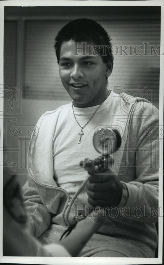 1991 Press Photo Marine Corporal Ernesto Trevino at Zablocki Veterans Center - Historic Images