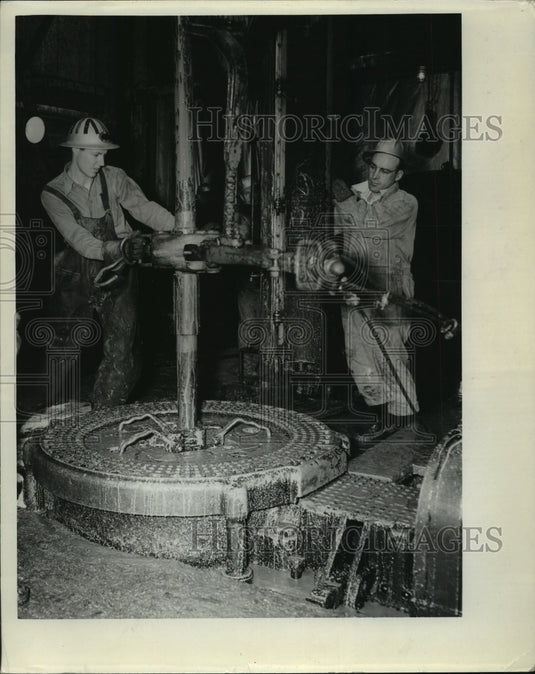 1952 Press Photo Canadian oil drilling crew work to replace a drill bit - Historic Images