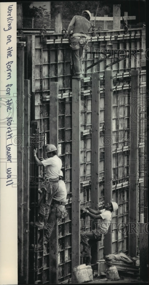 1986 Press Photo Men work on walls of Children's Hospital of Milwaukee-Historic Images
