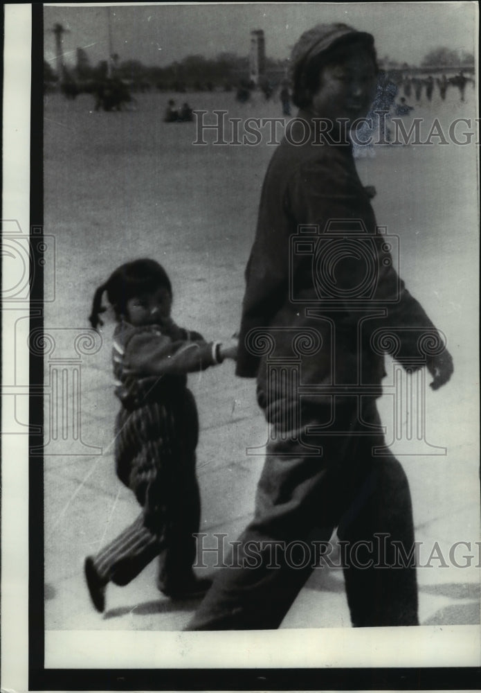 1971 Press Photo Chinese Woman &amp; Child at Tin An Mun Square, Communist China-Historic Images