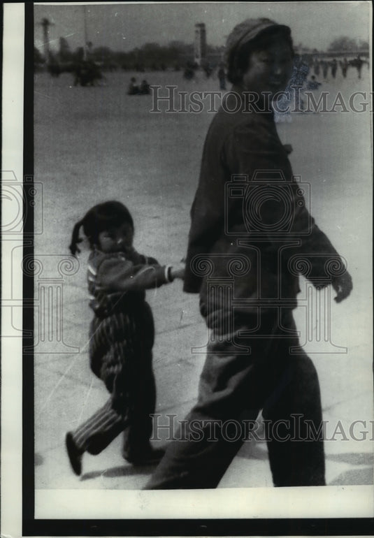 1971 Press Photo Chinese Woman & Child at Tin An Mun Square, Communist China-Historic Images