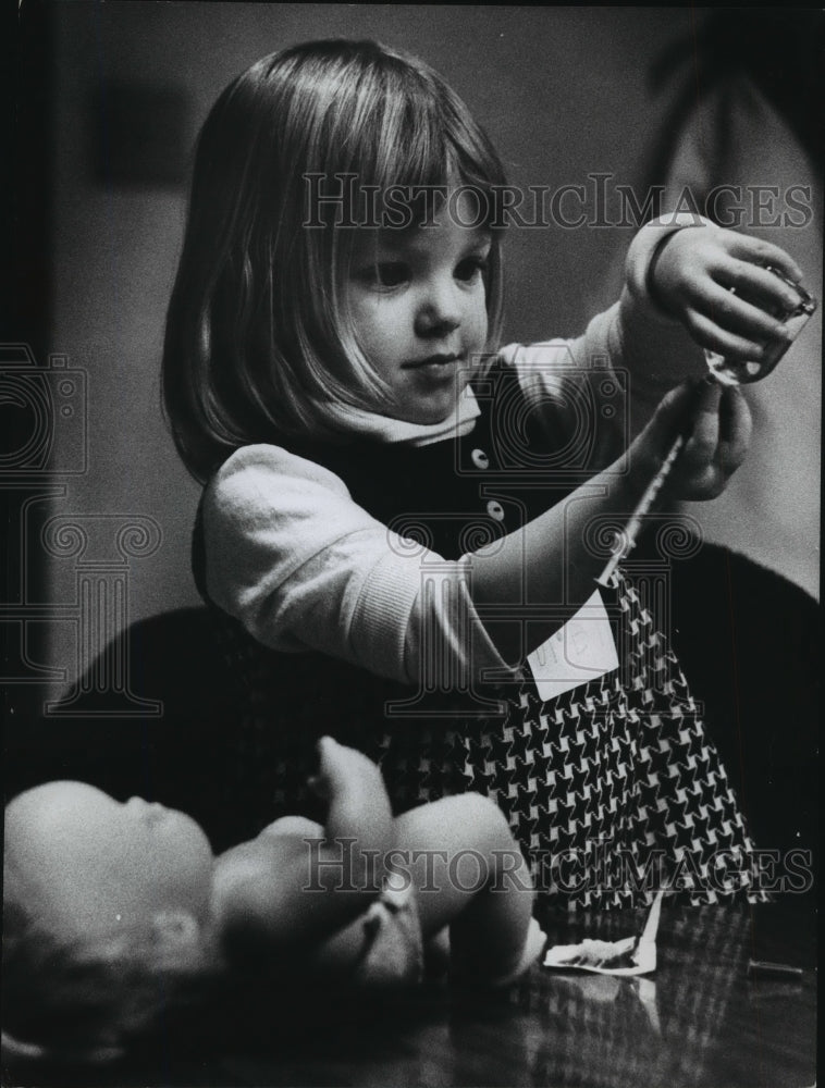 1974 Press Photo Child playing doctor to her baby doll - mja82860-Historic Images