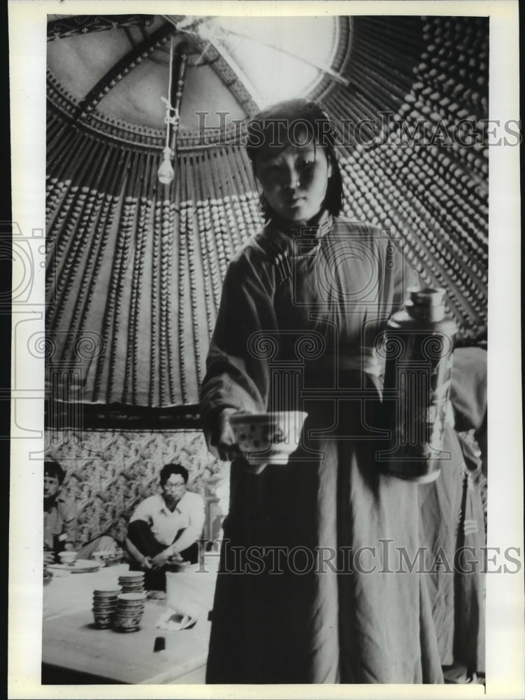1982 Chinese woman served visiting Americans bowls of tea and milk-Historic Images