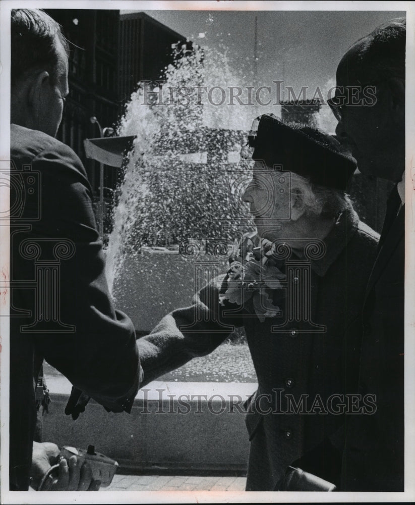 1969 Press Photo Mrs. Ernst A. Conrad in front of fountain, Milwaukee, Wisconsin-Historic Images