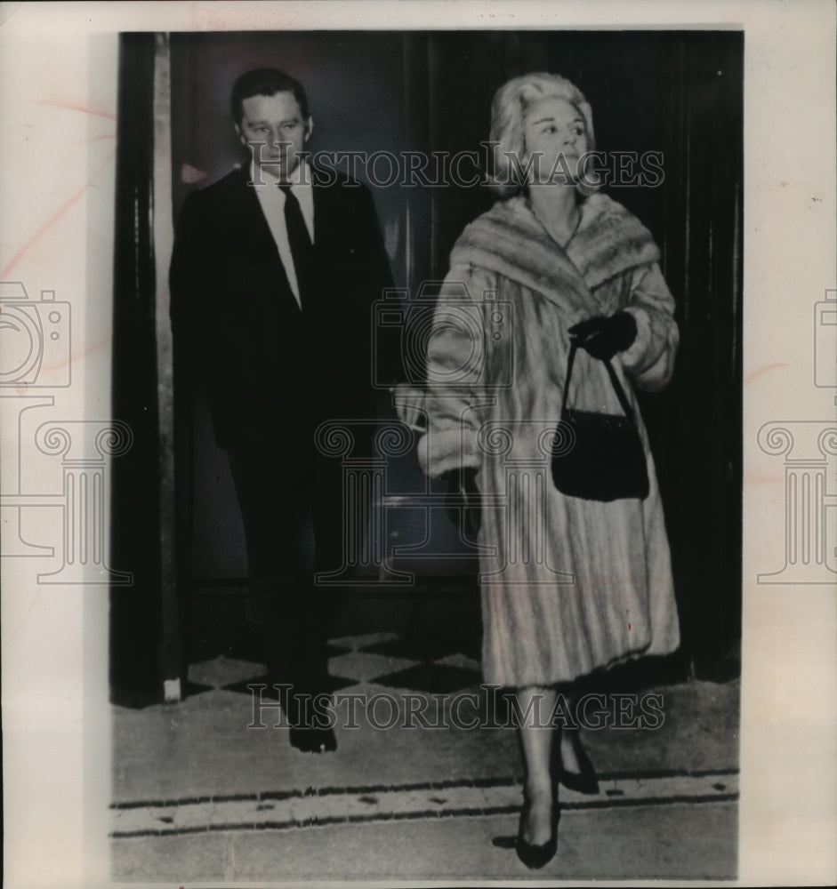 1962 Press Photo Richard Burton and wife, Sybil, leaving a hotel in Paris - Historic Images