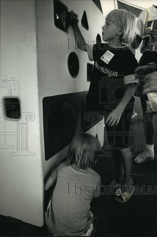 1991 Press Photo Children At Milwaukee Children&#39;s Museum During Children&#39;s Fest