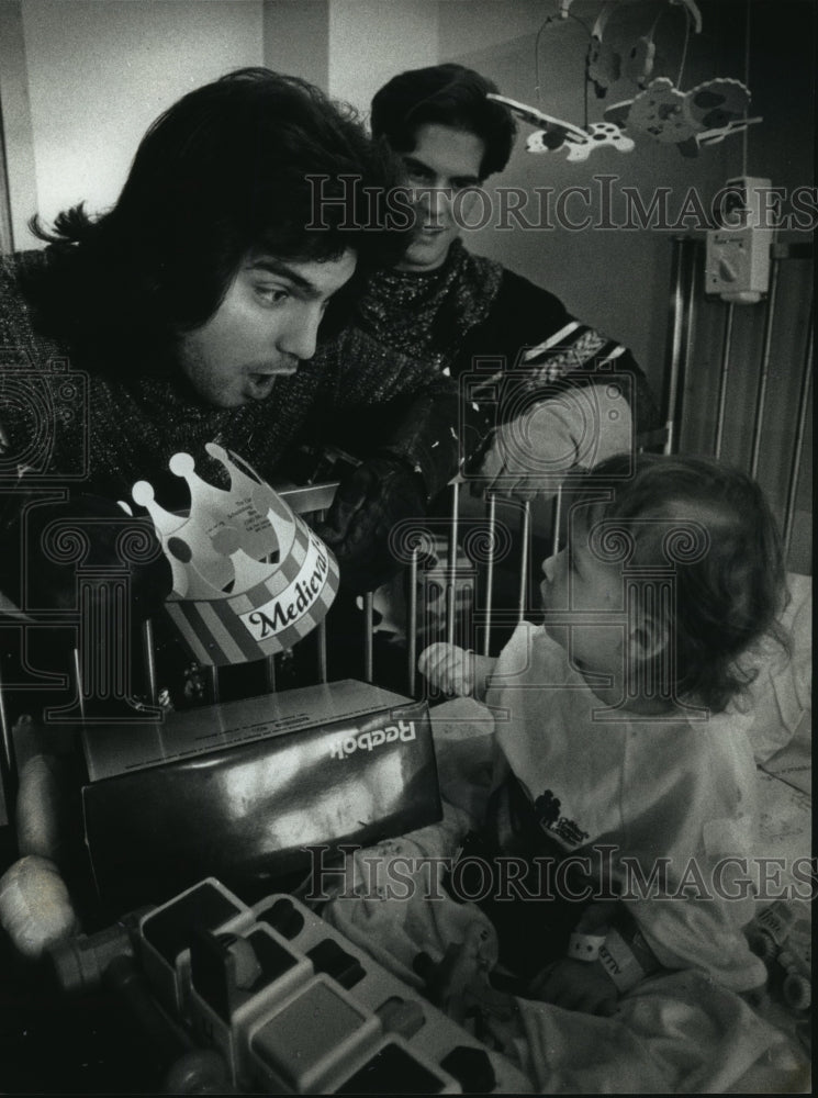 1993 Press Photo Baby Gets Visitors in Medieval Garb, Children's Hospital Wis. - Historic Images