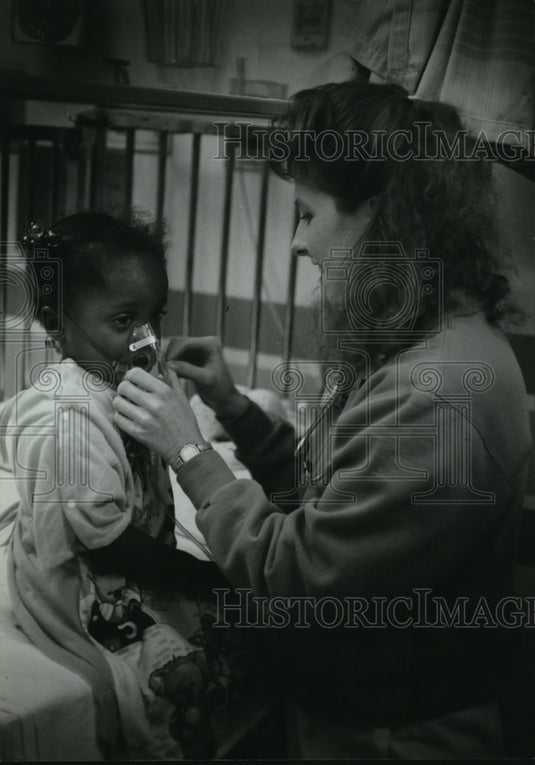 1995 Press Photo Girl Gets Breathing Treatment At Children's Hospital Wisconsin - Historic Images