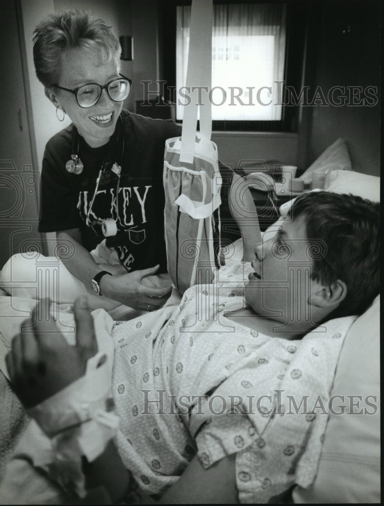 1993 Press Photo Jodi Rosenau of Children&#39;s Hospital of Wisconsin Visits Patient - Historic Images