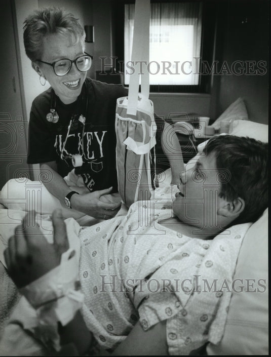 1993 Press Photo Jodi Rosenau of Children's Hospital of Wisconsin Visits Patient - Historic Images