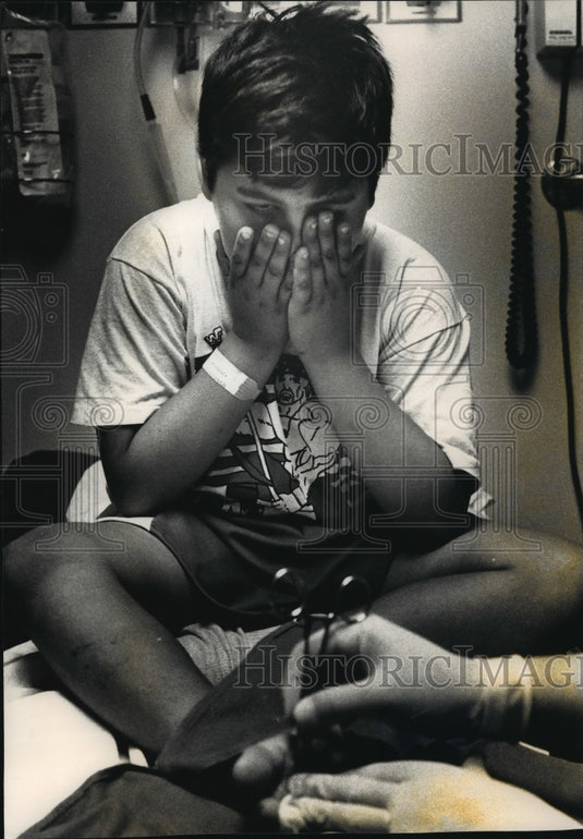 1992 Press Photo A Young Boy getting medical procedure, Children's Hospital, WI - Historic Images