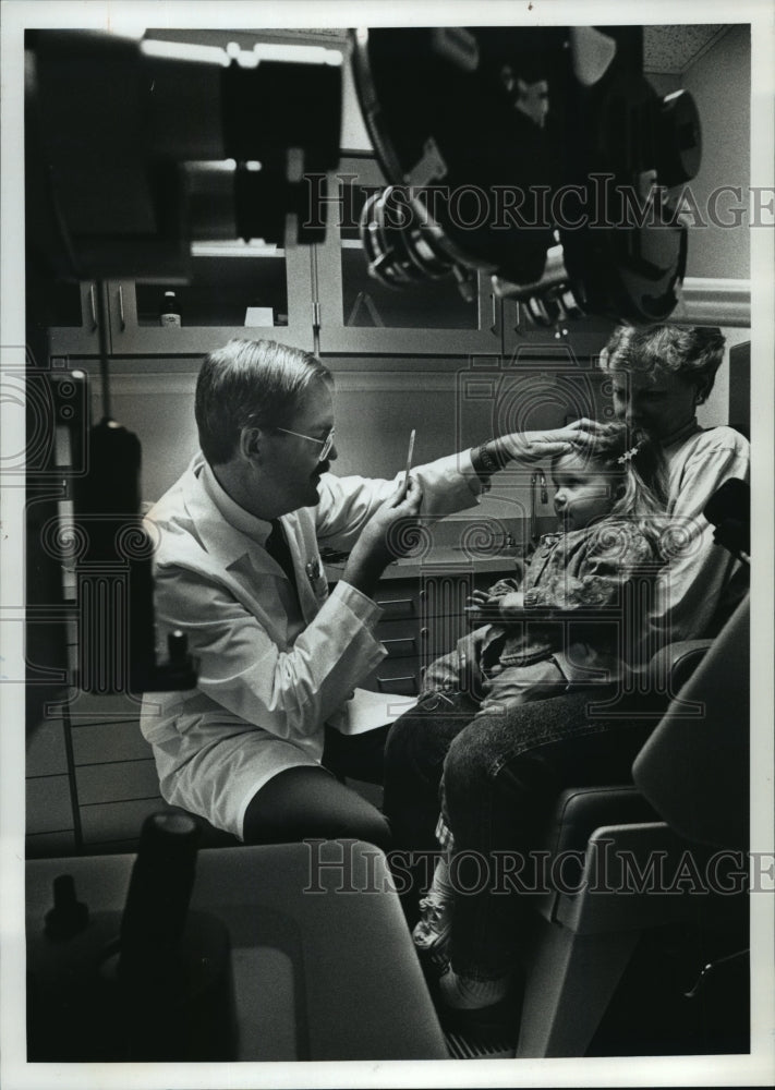 1990 Press Photo Pediatric Ophthalmologist, Mark S. Ruttum Examines a Patient - Historic Images