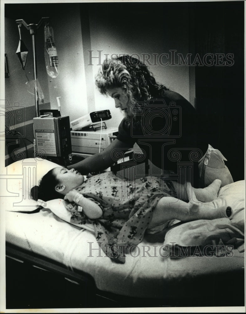 1990 Press Photo Noreen Trentaude Checks on Patient Childrens Hospital Wisconsin - Historic Images