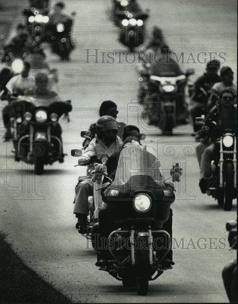 1991 Press Photo Motorcyclists To Drop off Toys For Kids at Hospital, Wisconsin - Historic Images