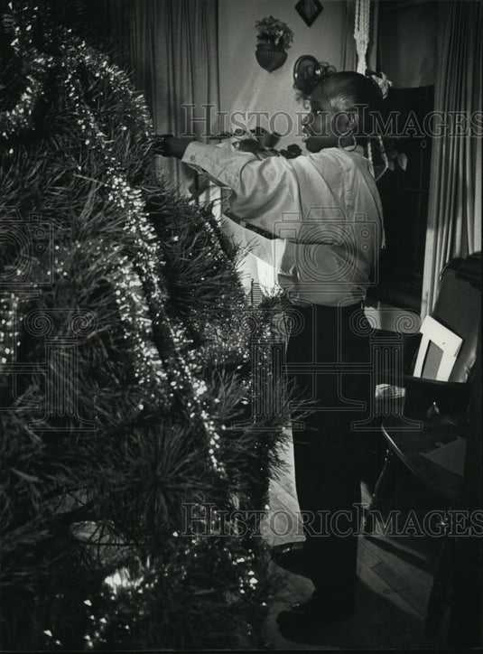1991 Press Photo Late Marquida Borders Decorated a Christmas Tree - mja83076