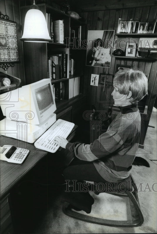 1995 Press Photo Candi Bradley Types a Medical Question To a Professional - Historic Images