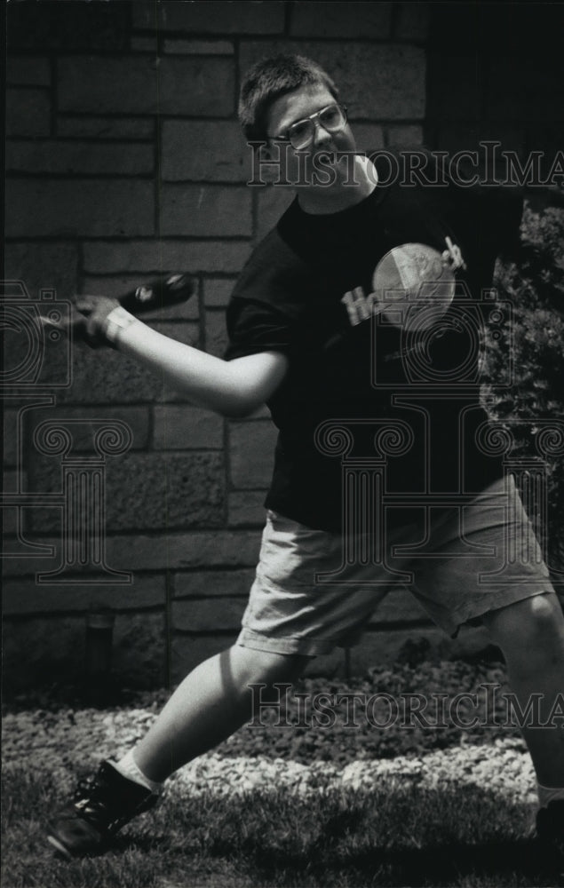 1992 Press Photo Tim Kujawa Throwing a Ball After Losing His Lower Arm To Cancer - Historic Images