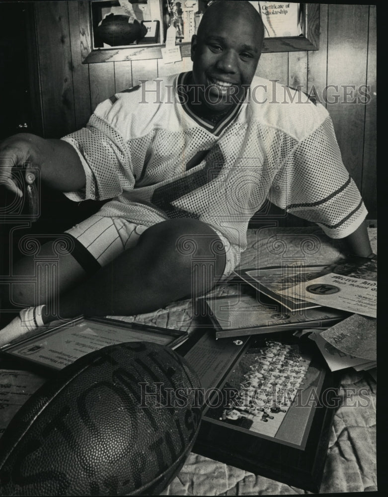 1993 Press Photo Stoney Craig Jr Displays His Football Memorabilia - mja83084 - Historic Images