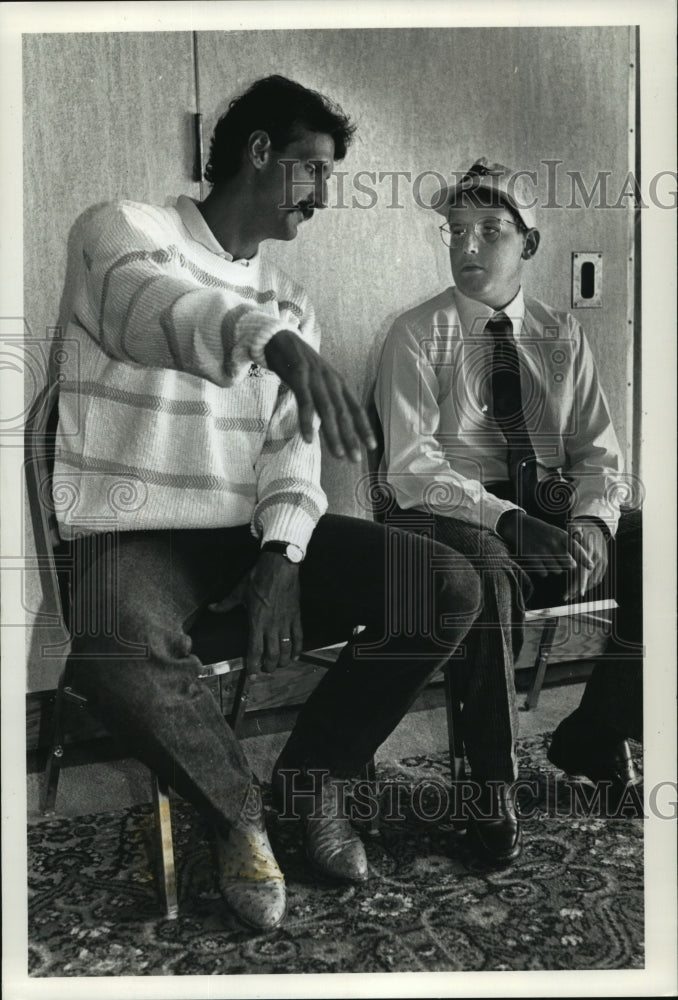 1990 Press Photo Former Brewer Mark Clear speaks with friend Patrick Berth, 15 - Historic Images