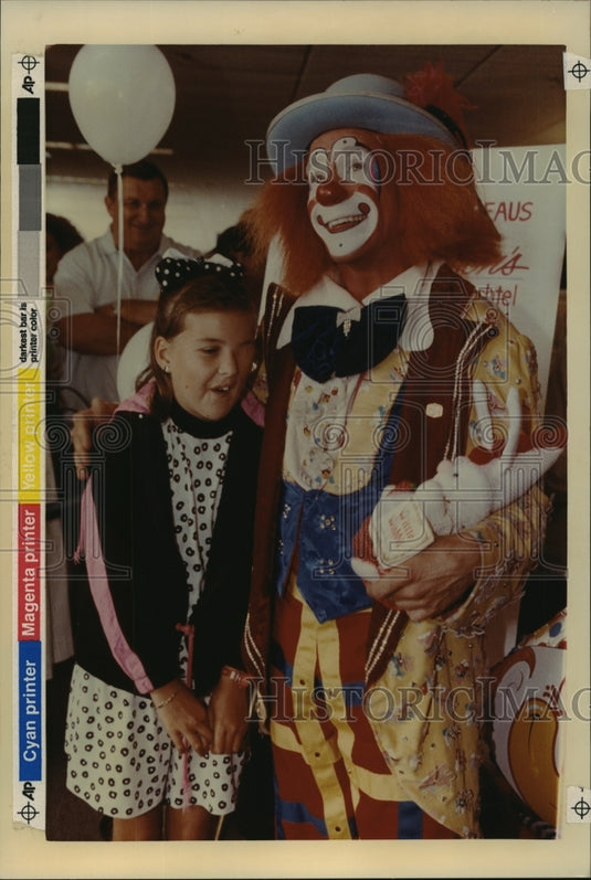1990 Press Photo Katie Robertson,Georgia cancer patient, with Mr. Bill the clown - Historic Images