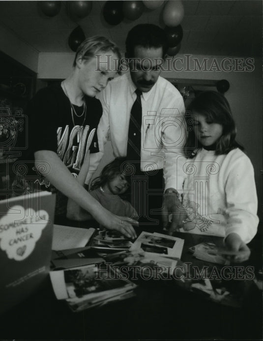 1993 Press Photo John Donald and his three children look at family photos - Historic Images
