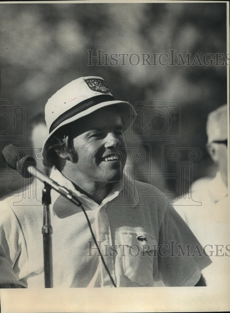 1972 Press Photo United States&#39; Professional Golfer Jim Colbert At Microphone - Historic Images