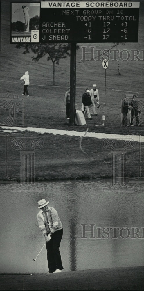 1985 Press Photo Professional Golfer Jim Colbert Sizes Iron Shot In Great Round - Historic Images