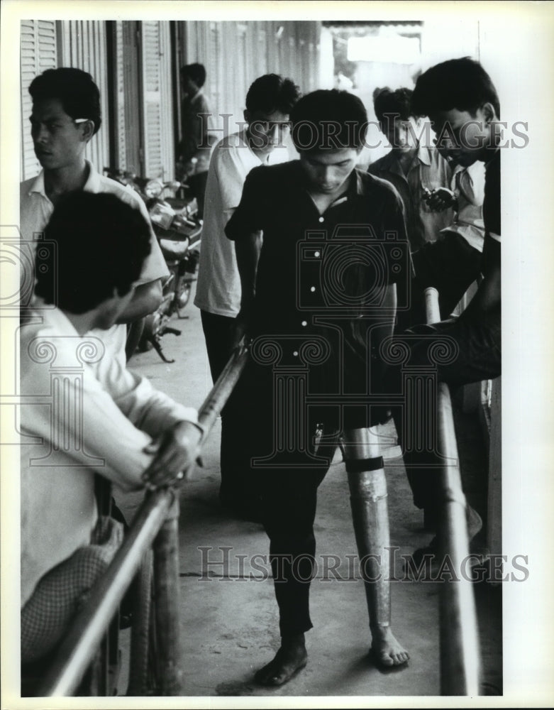 1992 Press Photo Cambodian mine victim practices walking on his prosthetic leg. - Historic Images