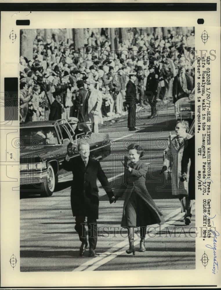 1977 Press Photo President Carter &amp; wife walk in Inaugural Parade in Washington. - Historic Images