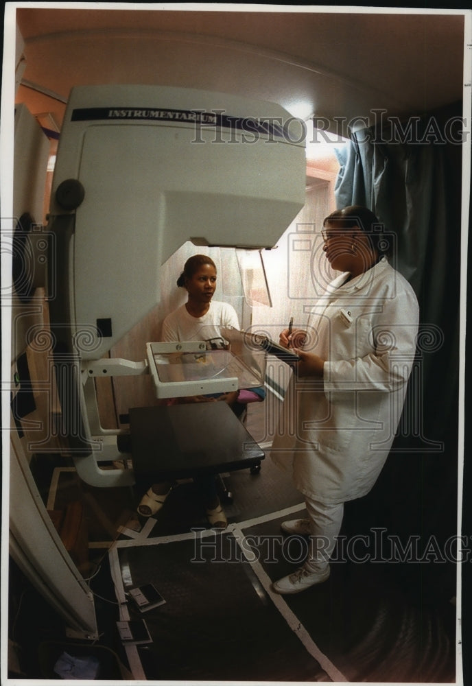 1994 Press Photo Mammogram technician Gayle Hart in Mammogram Van in Milwaukee. - Historic Images