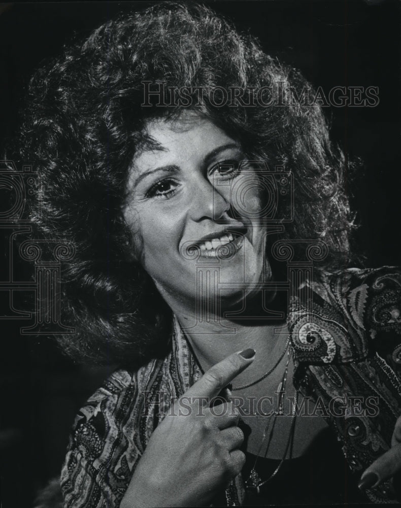1975 Press Photo Singer, Actress, Playboy Model And Health Advocate Lainie Kazan - Historic Images