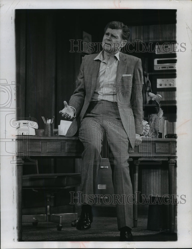 1967 Press Photo Barry Nelson in scene from &quot;Cactus Flower.&quot; - Historic Images