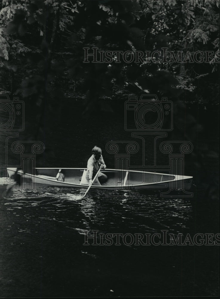 1984 Press Photo Outdoor enthusiast put a canoe through its paces. - mja83249 - Historic Images