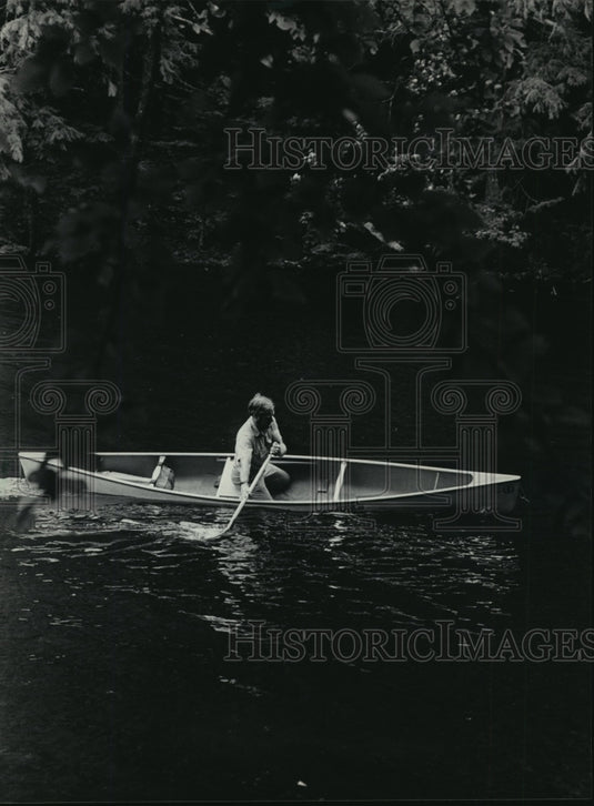 1984 Press Photo Outdoor enthusiast put a canoe through its paces. - mja83249 - Historic Images