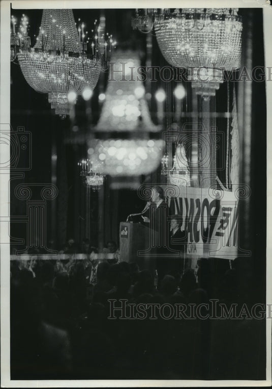 1976 Press Photo Jimmy Carter at Marc Plaza's Crystal Ballroom in Milwaukee. - Historic Images