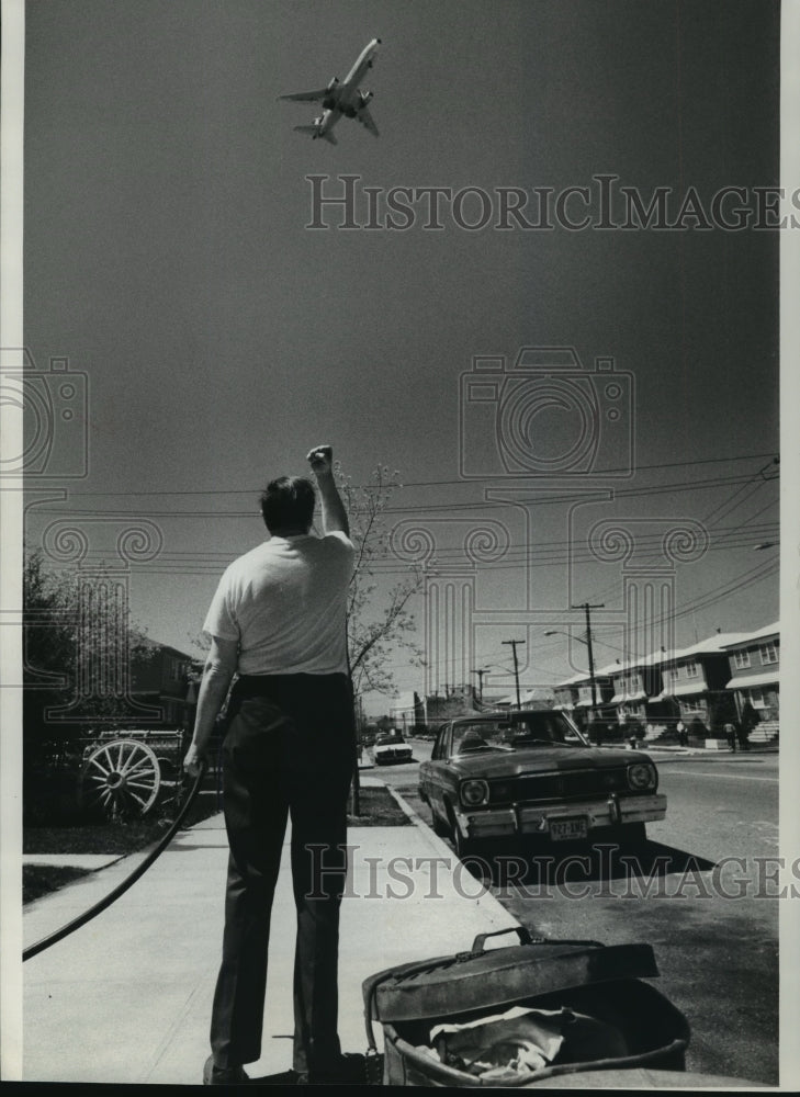 1977 Press Photo Howard Beach residents are tired of plane noise in New York - Historic Images