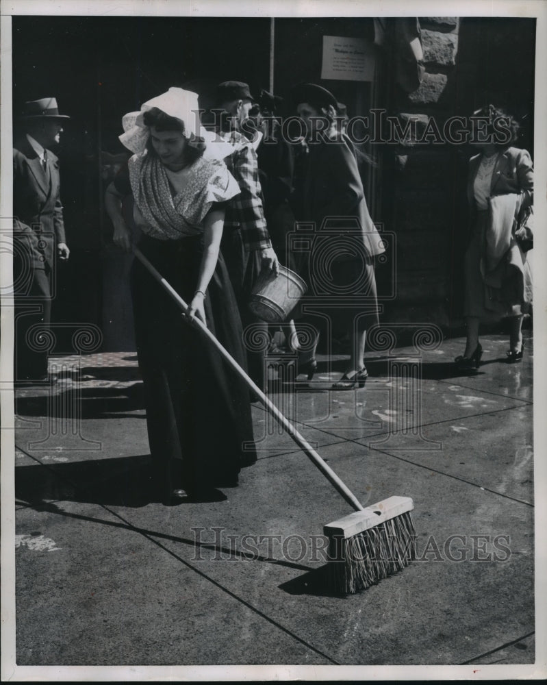 1952 Press Photo Street Sweeper in Costume for Tulip Festival, Holland, Michigan - Historic Images