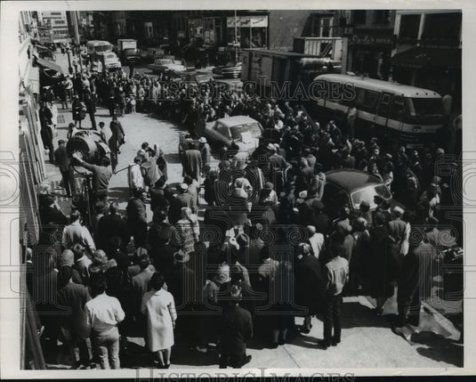 1967 Press Photo Crowds gathered for filming of "Sweet November," New York City - Historic Images