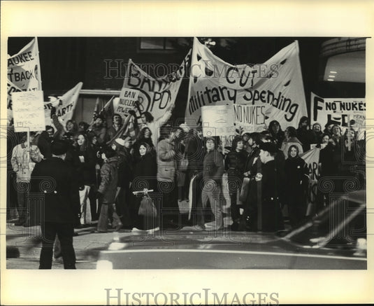 1979 Press Photo Demonstrations during Jimmy Carter's Wisconsin Visit - Historic Images