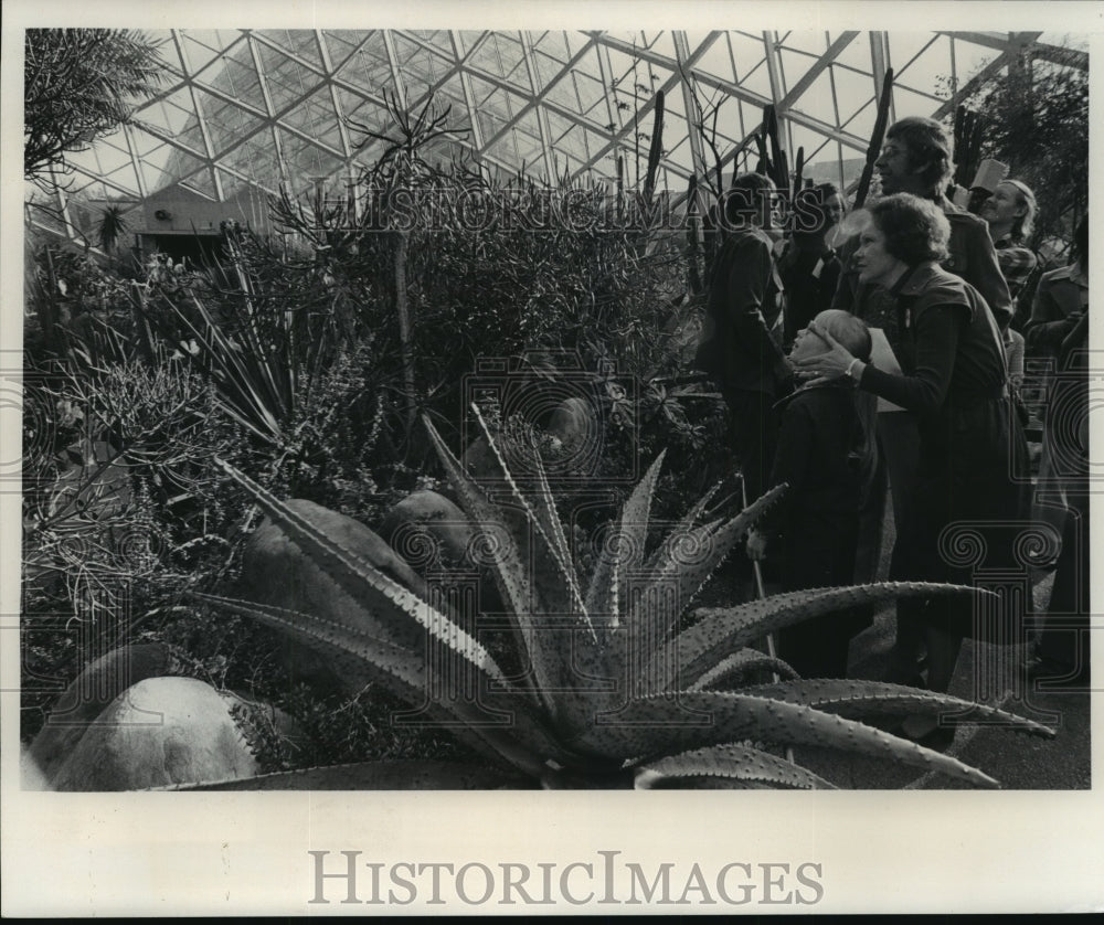 1976 Press Photo Rosalynn &amp; Amy Carter at Mitchell Park Conservatory - mja83388 - Historic Images