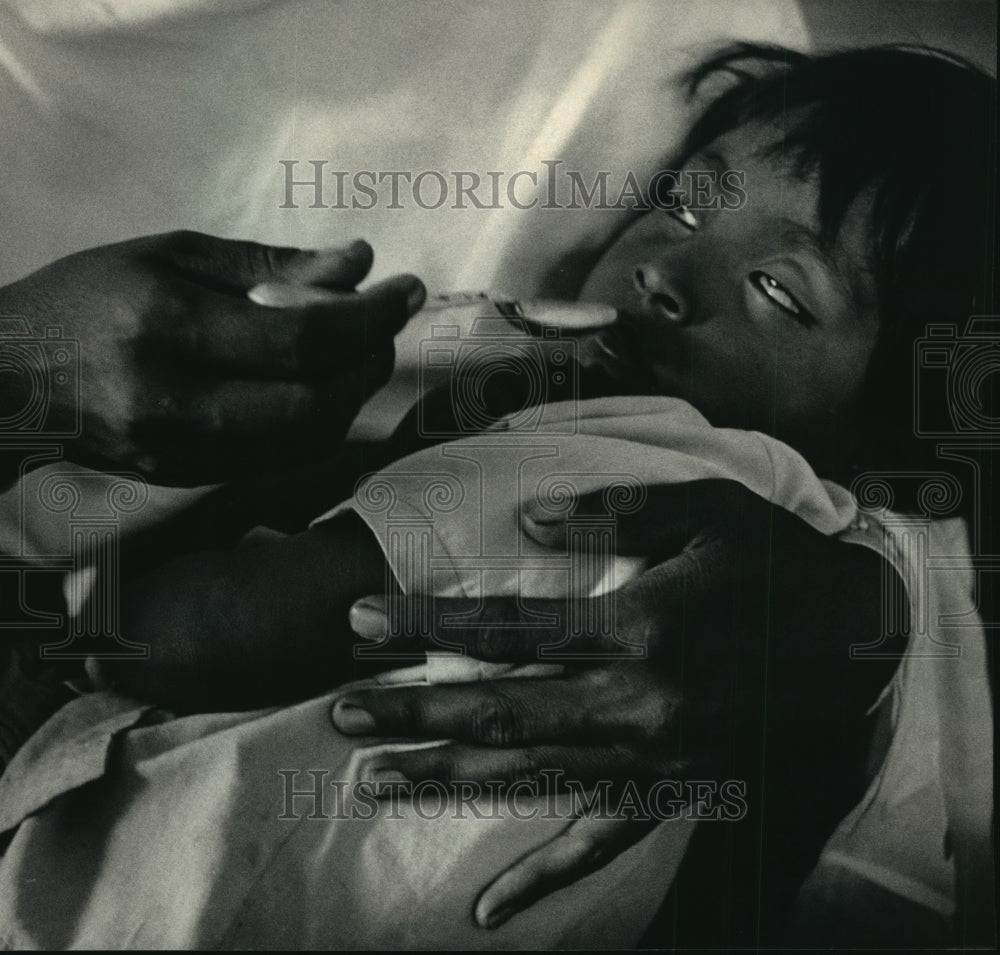 1987 Press Photo Sujit Kumar Maharjan suffers from severe dehydration in Nepal - Historic Images