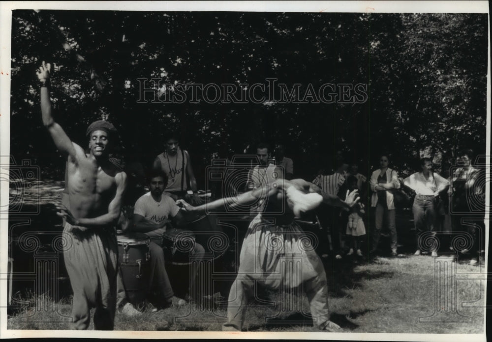 1991 Press Photo Street Dancers &amp; Drummer in New York City&#39;s Central Park - Historic Images