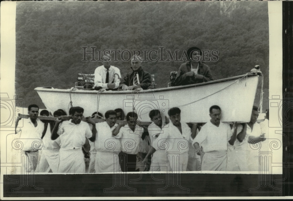 1971 Press Photo Prince Phillip&#39;s Boat Carried Ashore at Kadavu Island Near Fiji-Historic Images