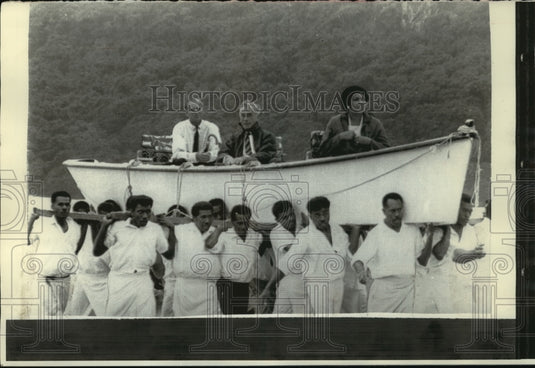 1971 Press Photo Prince Phillip's Boat Carried Ashore at Kadavu Island Near Fiji-Historic Images